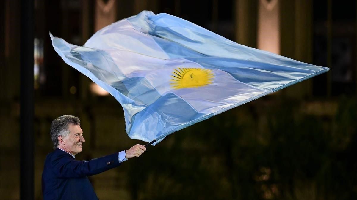 Macri ondea una bandera argentina en el mitin de clausura de su campaña electoral, en Córdoba. Macri ondea una bandera argentina en el mitin de clausura de su campaña electoral, en Córdoba.