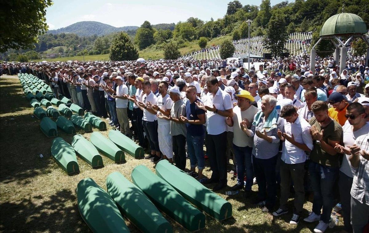 Familiares de víctimas rezan junto a los féretros con restos de las víctimas de Srebrenica identificadas en el 2017. Familiares de víctimas rezan junto a los féretros con restos de las víctimas de Srebrenica identificadas en el 2017.