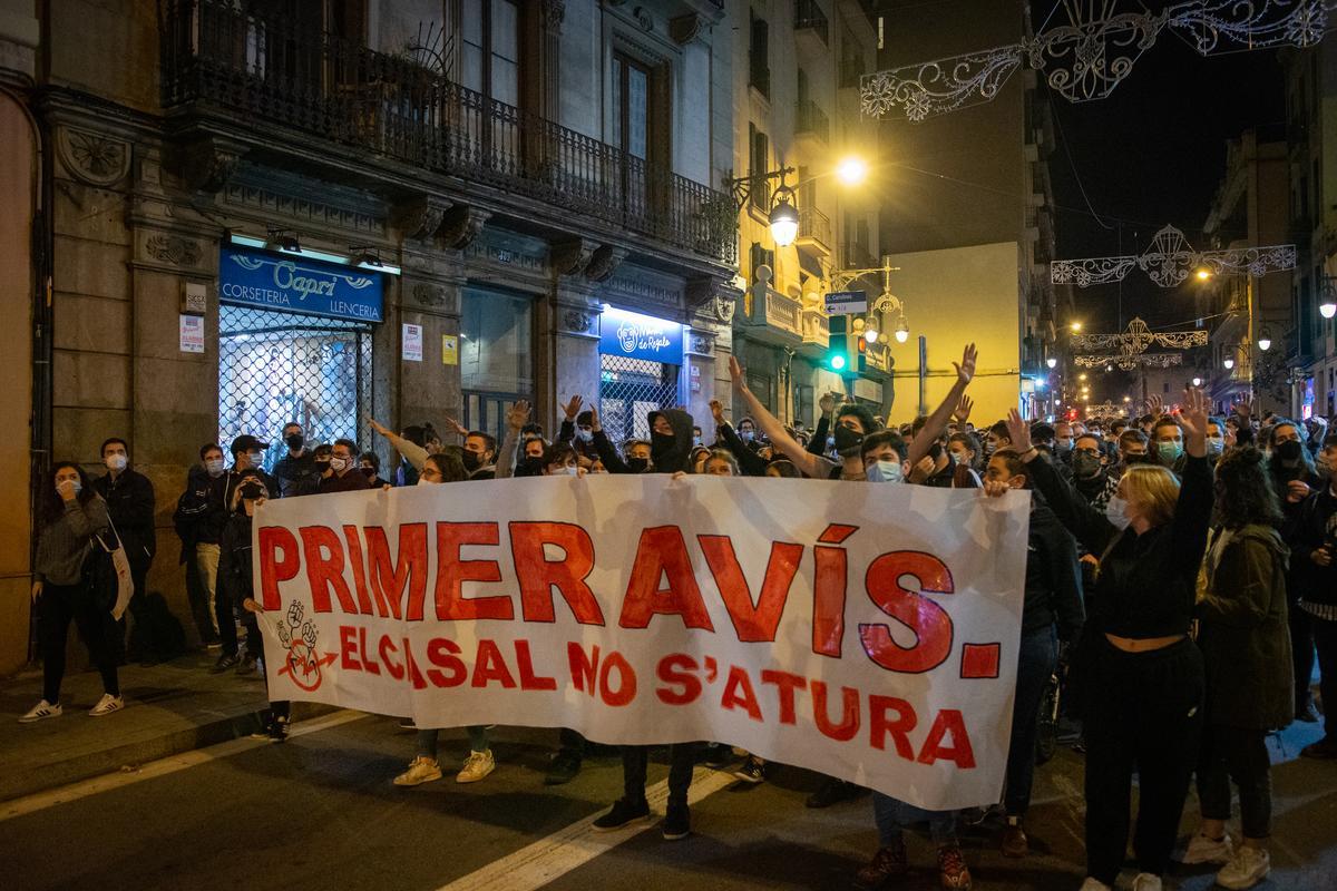 Manifestación en protesta por la decisión del ayuntamiento de dictar el cierre del casal, en noviembre de 2020, en Gràcia.  