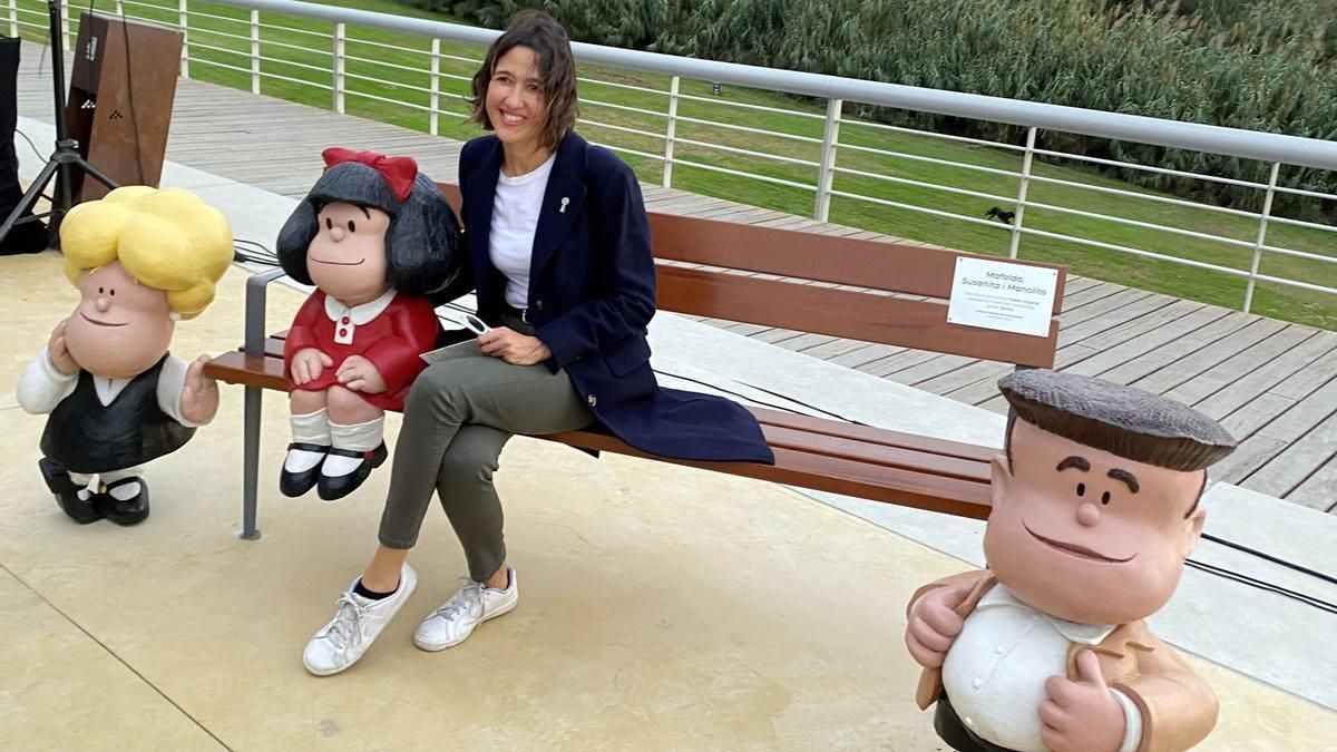 La alcaldesa de Santa Coloma, Núria Parlon, en el homenaje a Mafalda. La alcaldesa de Santa Coloma, Núria Parlon, en el homenaje a Mafalda.