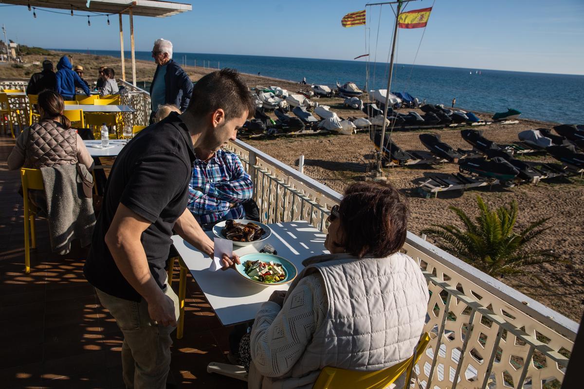 Terrazas llenas en Castelldefels. Terrazas llenas en Castelldefels.