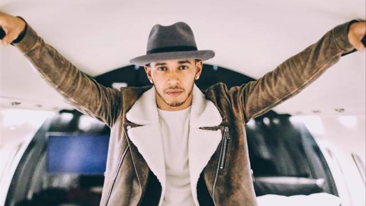 El campeón de F-1, Lewis Hamilton, en el interior de su lujoso jet privado. El campeón de F-1, Lewis Hamilton, en el interior de su lujoso jet privado.