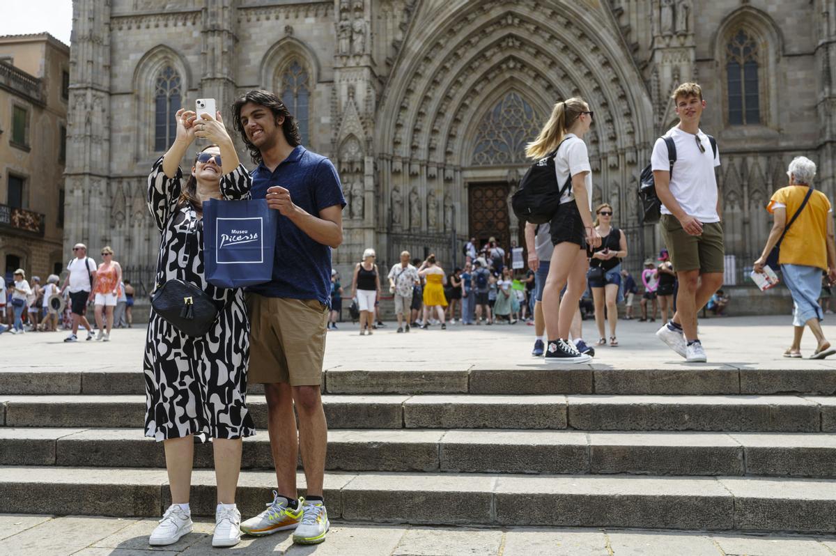 Turistas junto a la Catedral de Barcelona, esta semana.