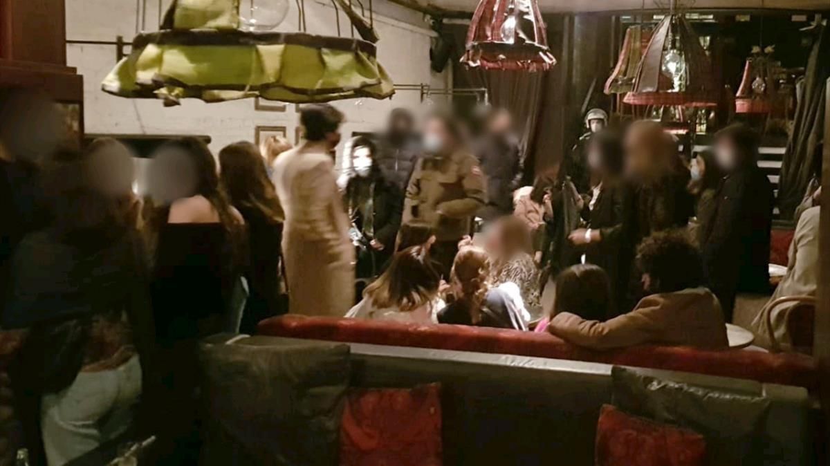Fiesta ilegal en Cachitos, en La Rambla de Barcelona, ayer. Fiesta ilegal en Cachitos, en La Rambla de Barcelona, ayer.