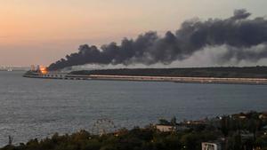 El puente de Crimea incendiado y parcialmente destruido, este sábado 8 de octubre de 2022. 