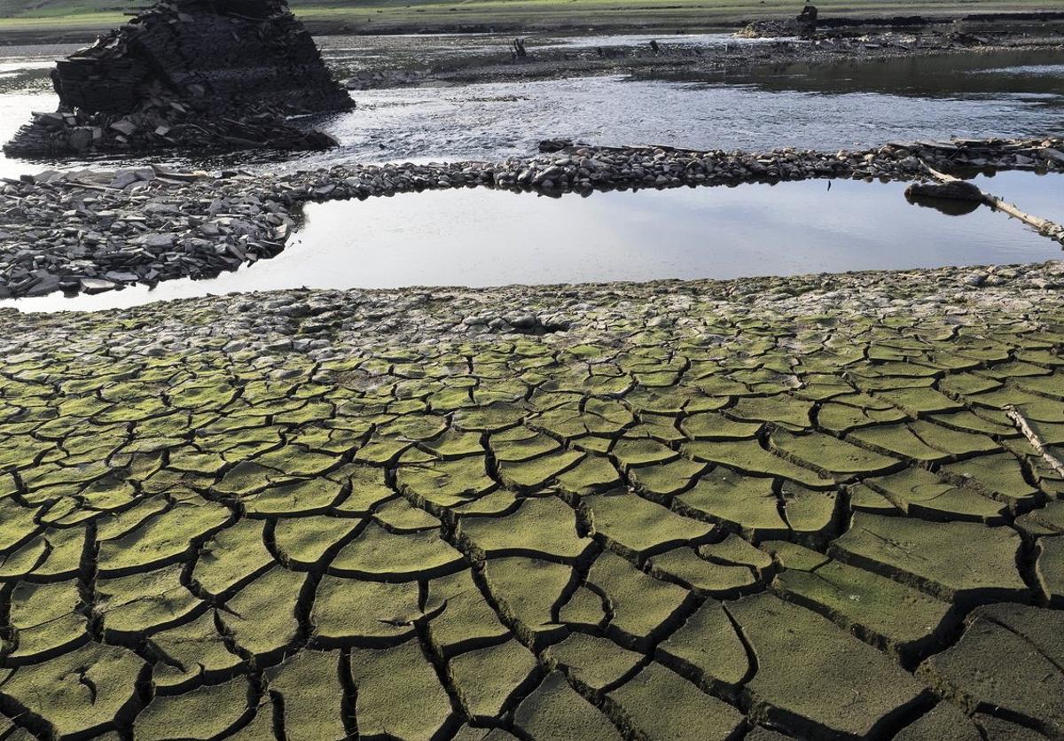 Tierra seca y cuarteada en el embalse de Belesar, a los pies del río Miño, cerca de Portomarín (Lugo). Tierra seca y cuarteada en el embalse de Belesar, a los pies del río Miño, cerca de Portomarín (Lugo).