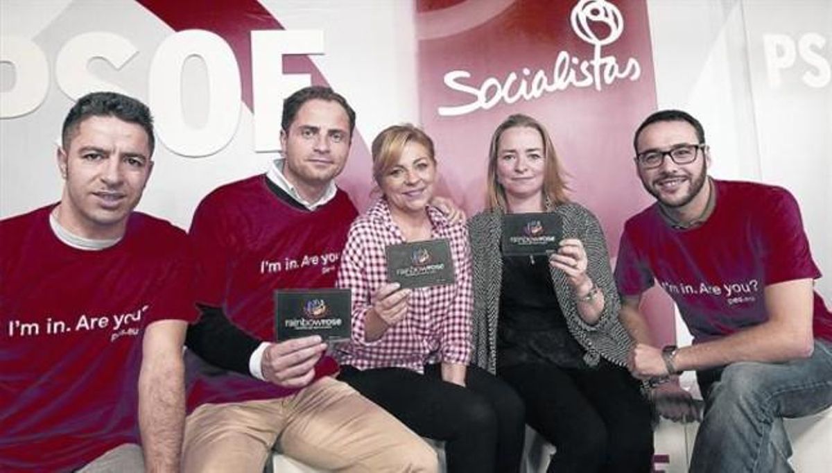 Precampaña 8La cabeza de lista del PSOE en las europeas, Elena Valenciano (con camisa roja y blanca), posa con activistas de su campaña. Precampaña 8La cabeza de lista del PSOE en las europeas, Elena Valenciano (con camisa roja y blanca), posa con activistas de su campaña.