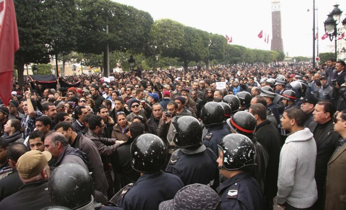 El presidente de Túnez abandona el país ante las protestas masivas El presidente de Túnez abandona el país ante las protestas masivas