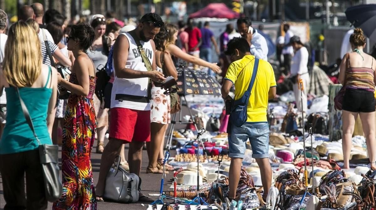 Ambiente en el zoco mantero del Port Vell. Ambiente en el zoco mantero del Port Vell.