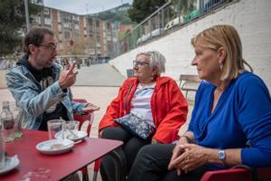 José Antonio charla con sus vecinas Luisa y Gregoria, esta semana en el mercado de Ciutat Meridiana.