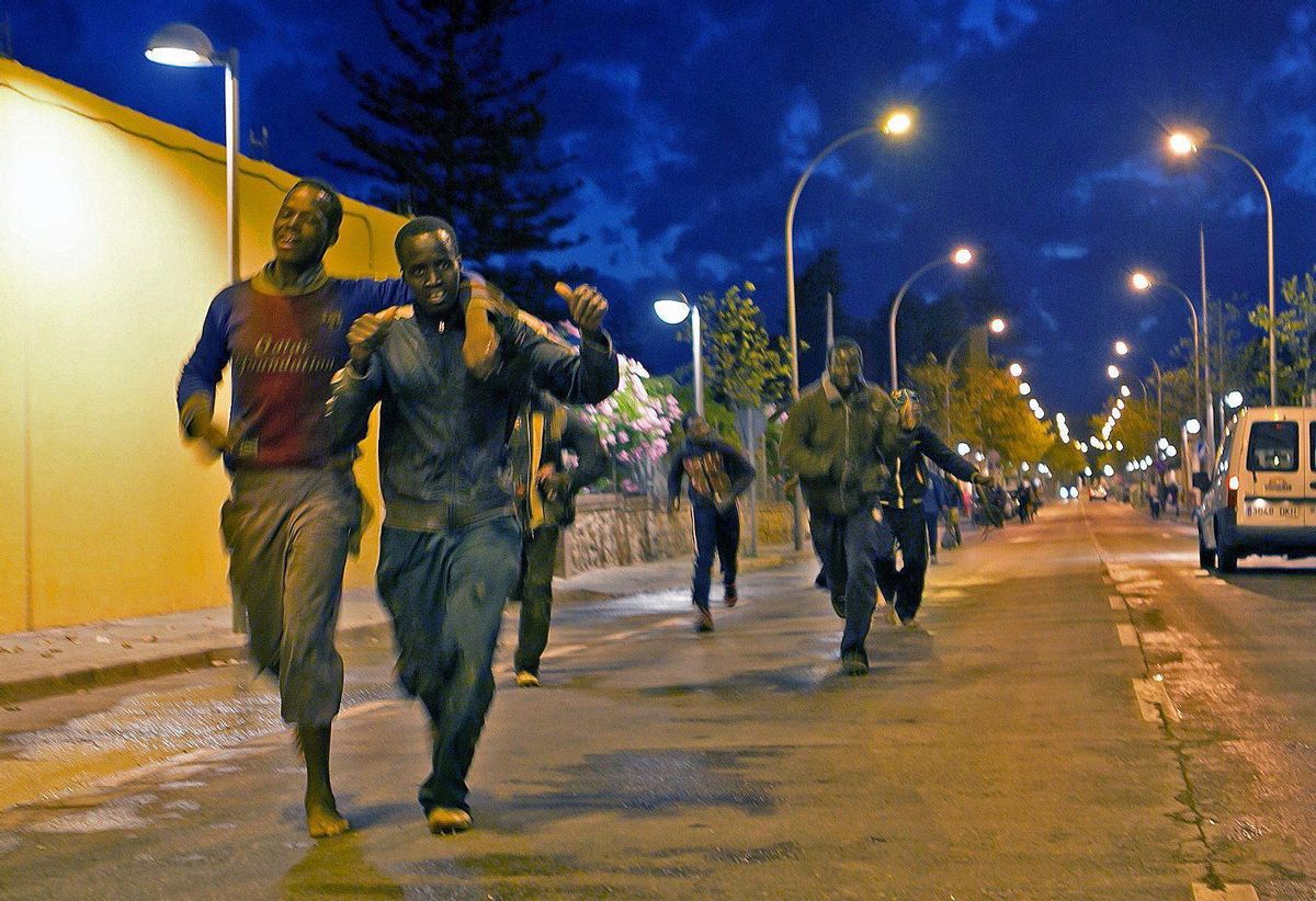 Un grupo de migrantes consigue saltar la valla que separa Melilla de Marruecos y se adentra a la carrera en la ciudad autónoma. Un grupo de migrantes consigue saltar la valla que separa Melilla de Marruecos y se adentra a la carrera en la ciudad autónoma.