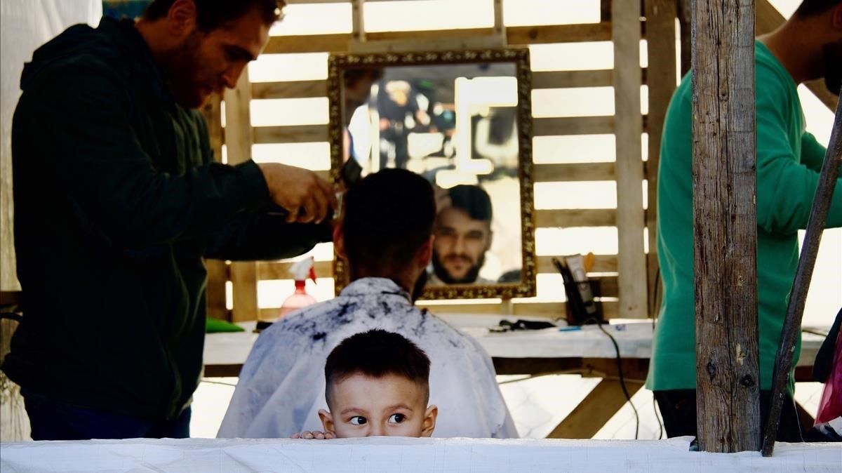 Uno de los barberos del campo de refugiados de Moria. Uno de los barberos del campo de refugiados de Moria.