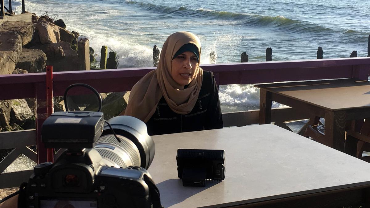 Iman al Najar, una de las mujeres que no había obtenido el permiso para salir de la Franja, entrevistada en la playa de Gaza en junio de 2019. 
