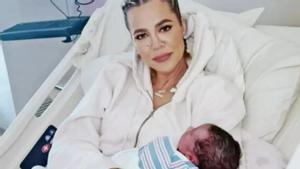 Khloé Kardashian posa con su hijo.