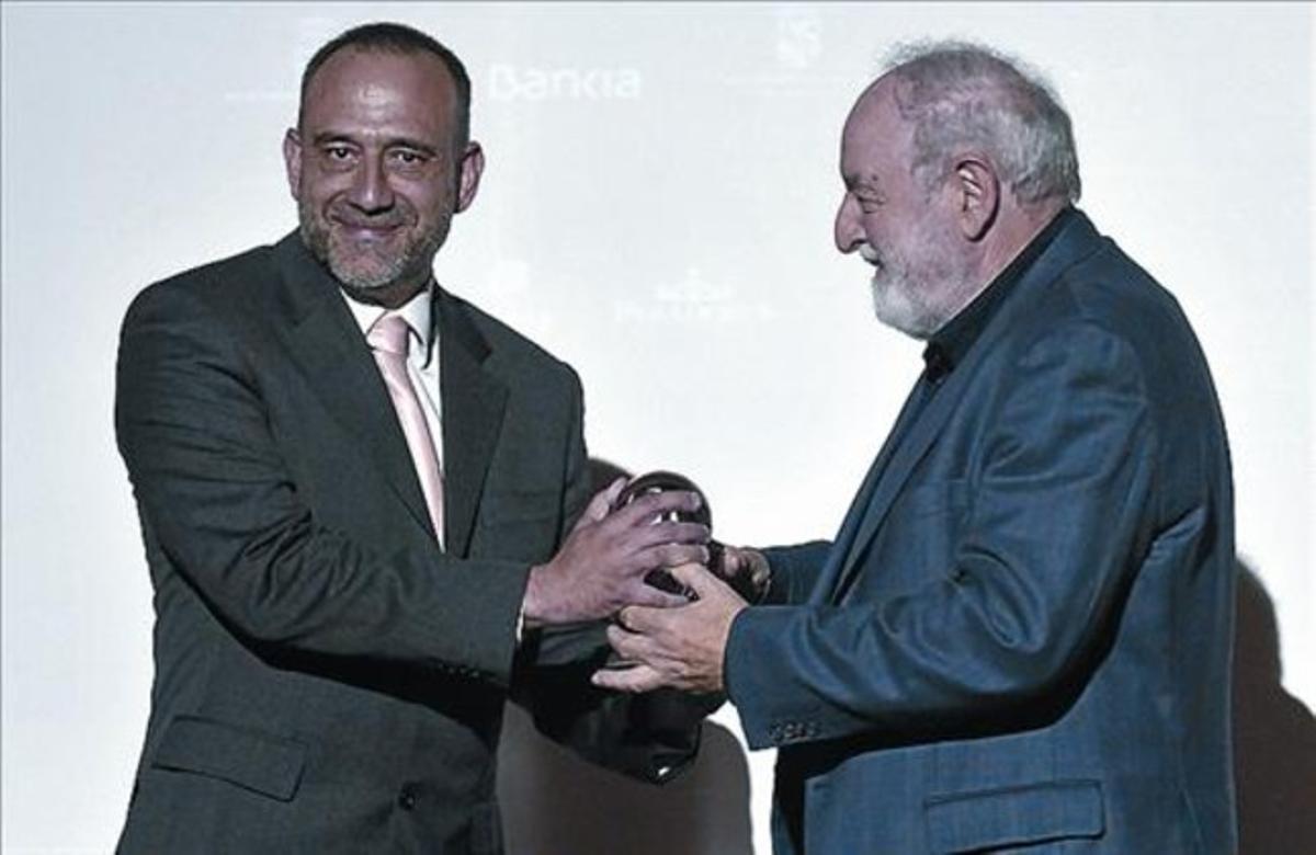 Recepción del Cirilo Rodríguez de manos de Diego Carcedo, en mayo. Recepción del Cirilo Rodríguez de manos de Diego Carcedo, en mayo.