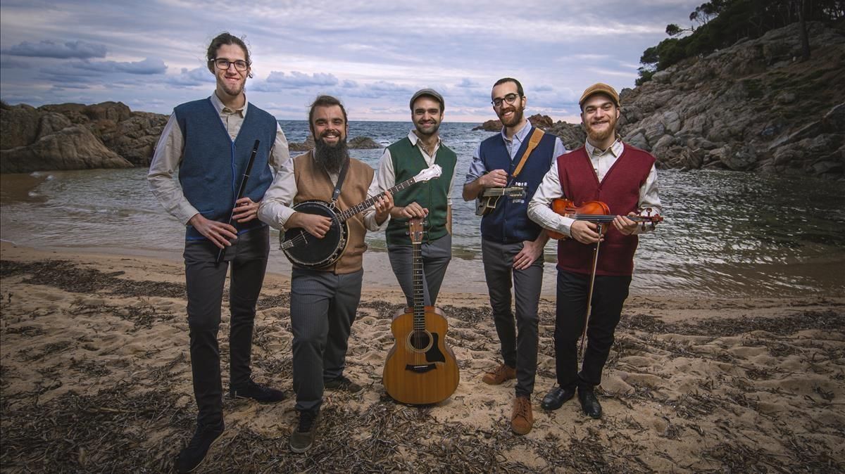 El grupo barcelonés El Pony Pisador. De izquierda a derecha, Martí Selga, Guillem Codern, Ramon Anglada, Adrià Vila y Miquel Pérez. El grupo barcelonés El Pony Pisador. De izquierda a derecha, Martí Selga, Guillem Codern, Ramon Anglada, Adrià Vila y Miquel Pérez.