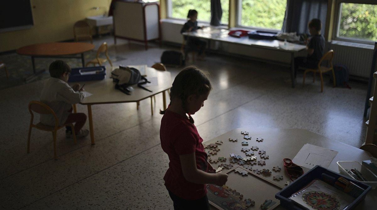 Varios niños juegan respetando la distancia recomendada en una escuela de Marsella, el 14 de mayo. Varios niños juegan respetando la distancia recomendada en una escuela de Marsella, el 14 de mayo.
