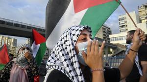 Manifestantes con kufiyas y banderas palestinas protestan en Beirut por la última ofensiva israelí en Gaza, el pasado domingo. 