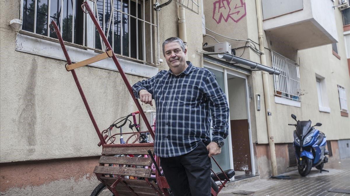Alfonso Fernández, en una de las características calles del barrio de Pomar, en Badalona.