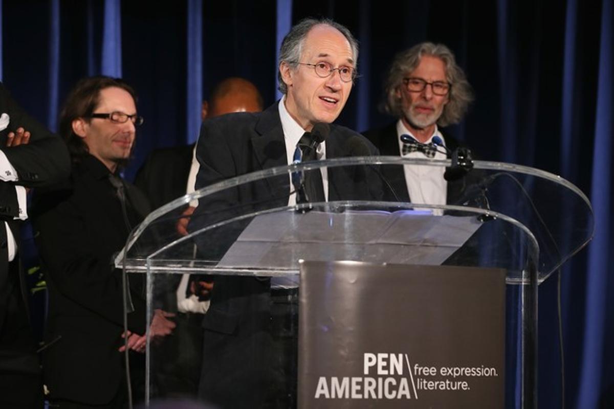  Gérard Biard, director de ’Charlie Hebdo’, recoge el premio de PEN America a la libertad de expresión, este martes en Nueva York.