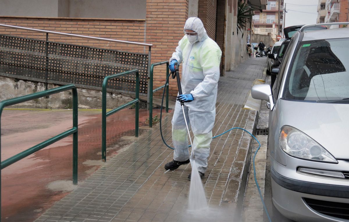 Tareas de desinfección en torno a un CAP en Badalona, el 23 de diciembre de 2021. Tareas de desinfección en torno a un CAP en Badalona, el 23 de diciembre de 2021.