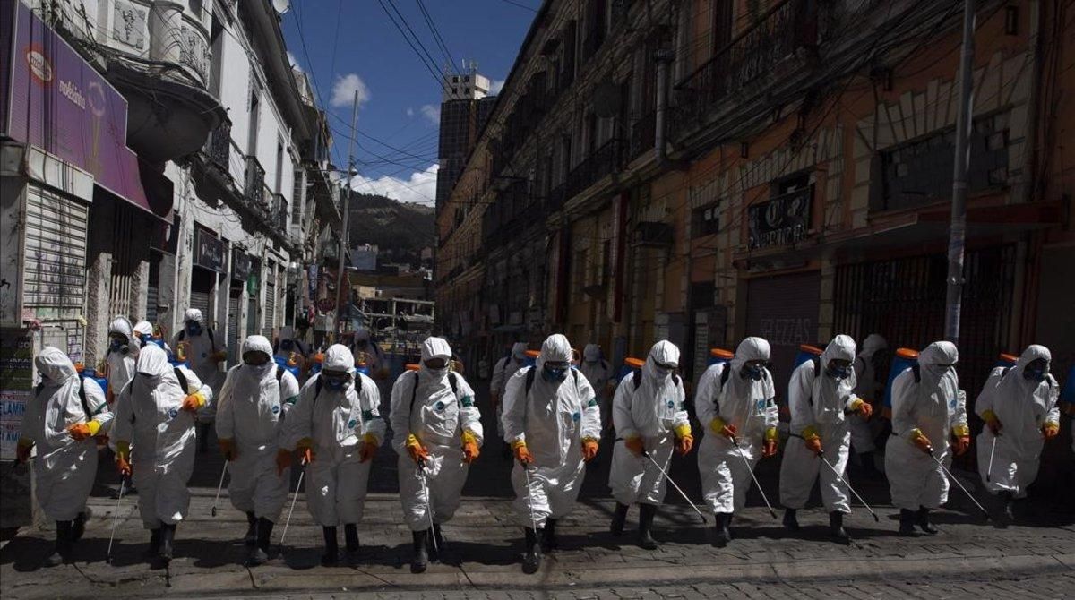 Trabajadores muncipales fumigan calles de La Paz, en Bolivia, contra el coronavirus. Trabajadores muncipales fumigan calles de La Paz, en Bolivia, contra el coronavirus.