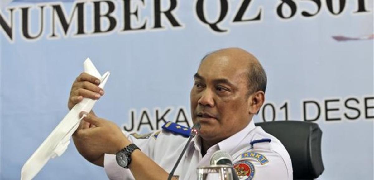 El jefe del comité de seguridad aérea indonesio, Soerjanto Tjahjono, sostiene un modelo de avión durante la conferencia de prensa sobre la investigación, este martes.