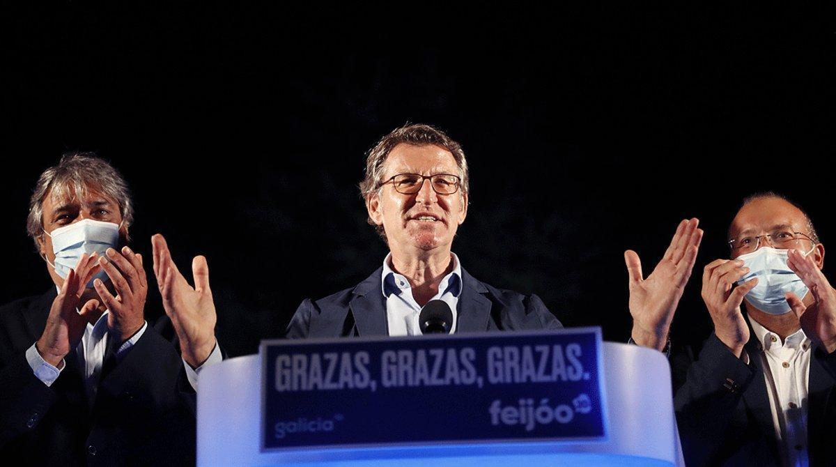 Alberto Núñez Feijóo celebra su victoria en las elecciones autonómicas gallegas, el domingo 12 de julio por la noche, en Santiago de Compostela.
