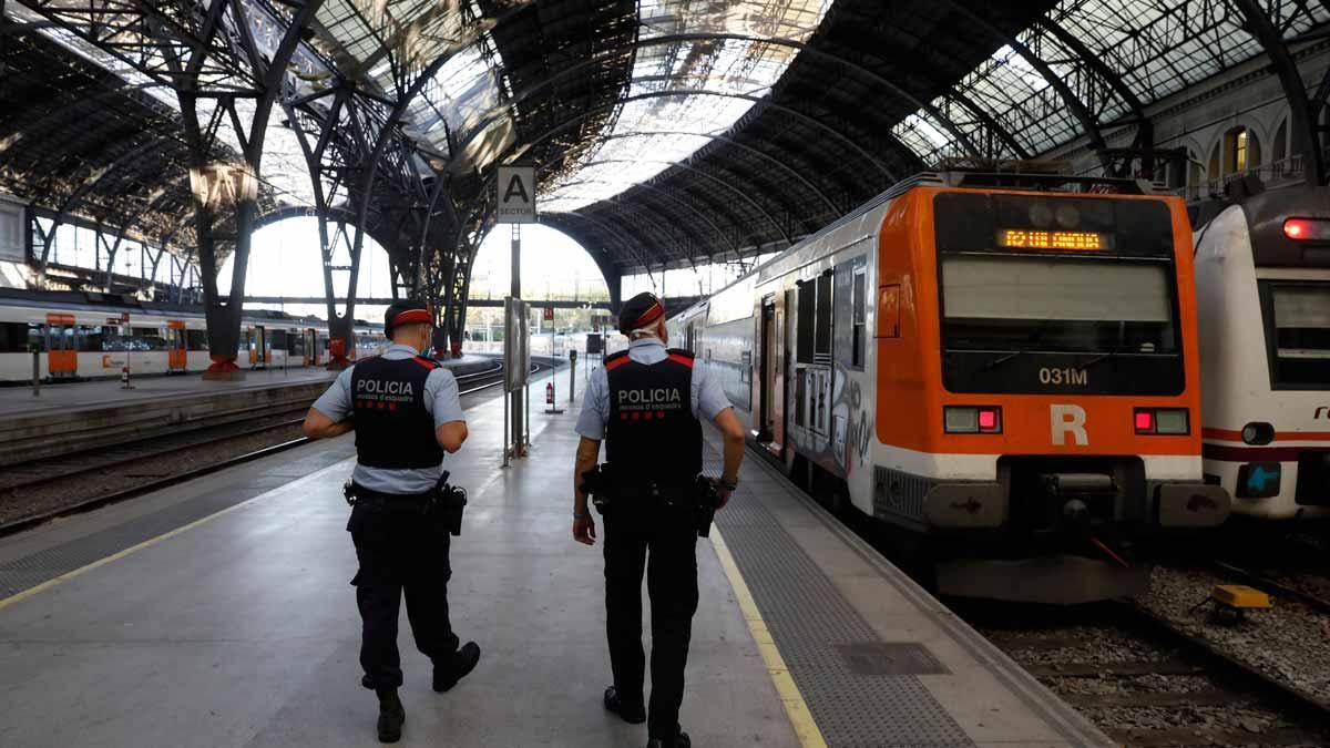 Dos agentes de los Mossos patrullan en la estación de França. Dos agentes de los Mossos patrullan en la estación de França.