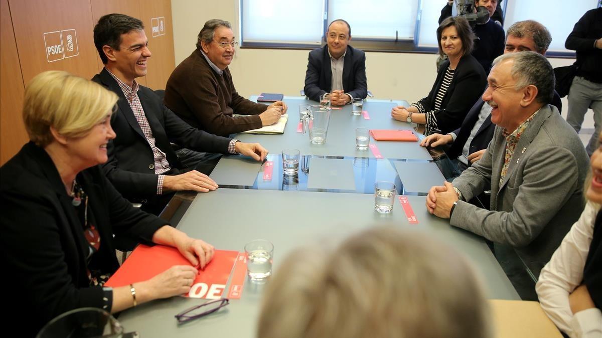 El secretario general del PSOE, Pedro Sánchez, y los lìeres de UGT y CC.OO Pepe Álvarez y Unai Sordo, en la reunión celebrada hoy.