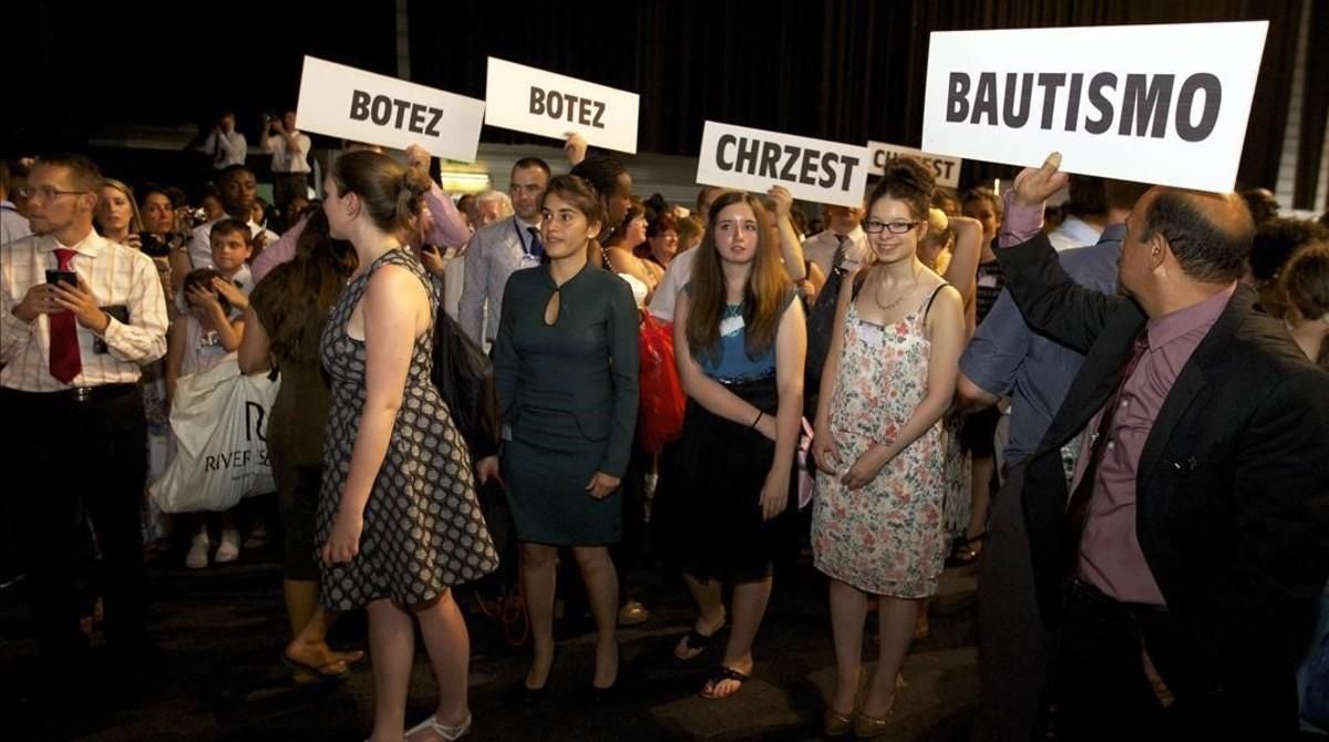 Una ceremonia de bautismo de los Testigos de Jehová. Una ceremonia de bautismo de los Testigos de Jehová.