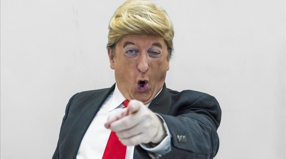 Javier Gurruchaga celebra los 40 años de la Orquesta Mondragón caracterizado de Donald Trump. Javier Gurruchaga celebra los 40 años de la Orquesta Mondragón caracterizado de Donald Trump.