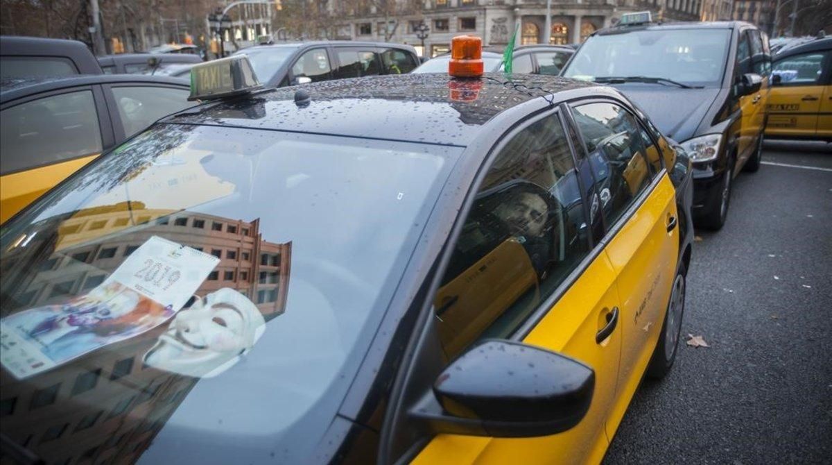 Un taxista descansa en el interior de su vehículo durante la huelga. Un taxista descansa en el interior de su vehículo durante la huelga.