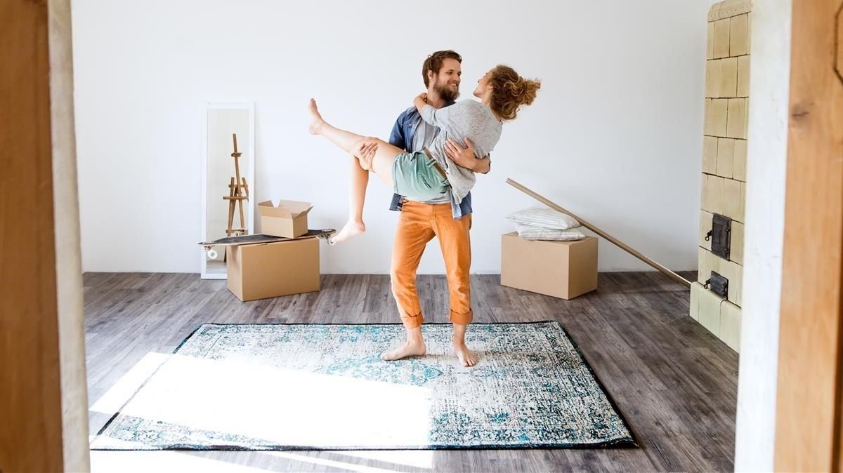 Una pareja en casa. Una pareja en casa.