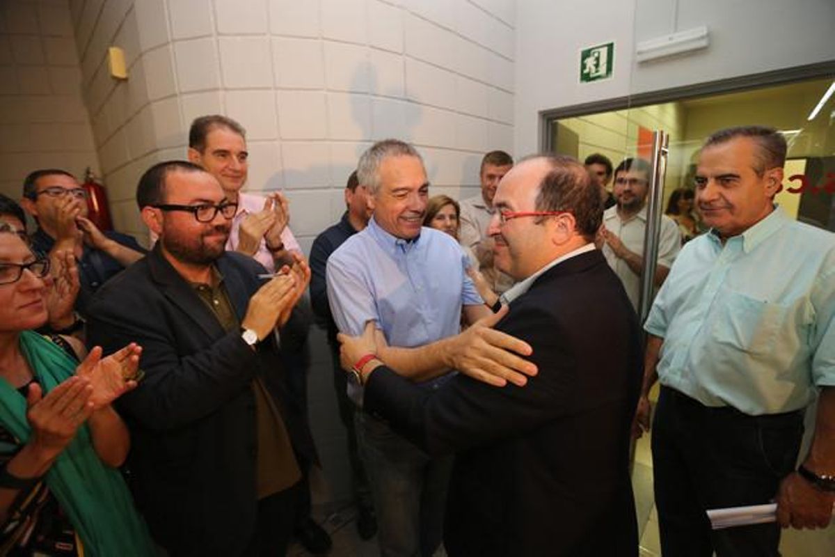 Pere Navarro felicita a Miquel Iceta ante el presidente del Consell Nacional, Celestino Corbacho (derecha). Pere Navarro felicita a Miquel Iceta ante el presidente del Consell Nacional, Celestino Corbacho (derecha).