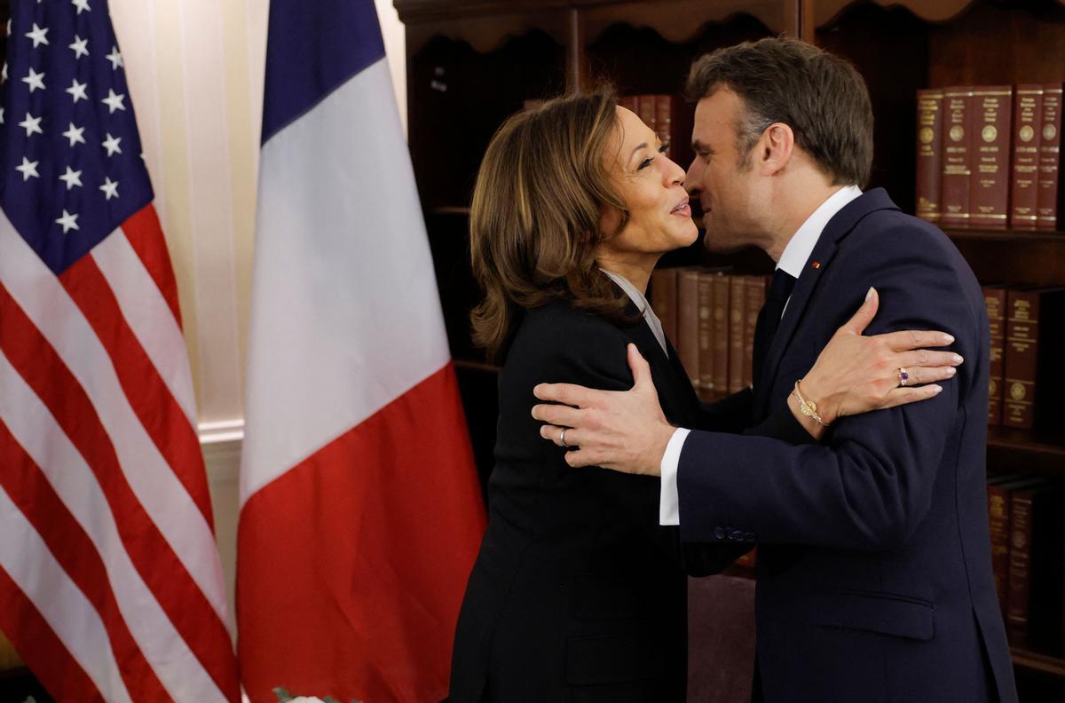 La vicepresidenta de EEUU, Kamala Harris, saluda al presidente francés, Emmanuel Macron, se saludan este viernes en Múnich.