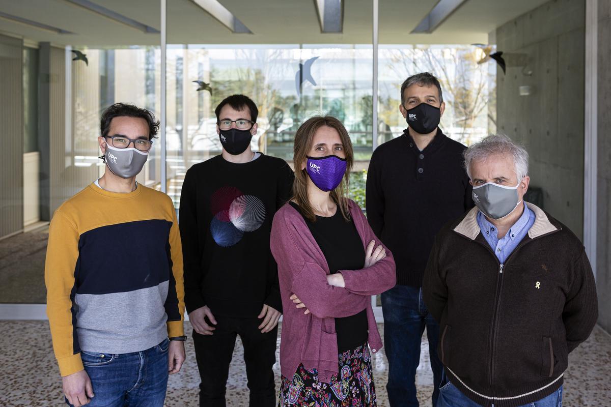 Sergio Alonso, Martí Català, Clara Prats, Enric Álvarez y Daniel López-Codina, investigadores del Biocomsc.