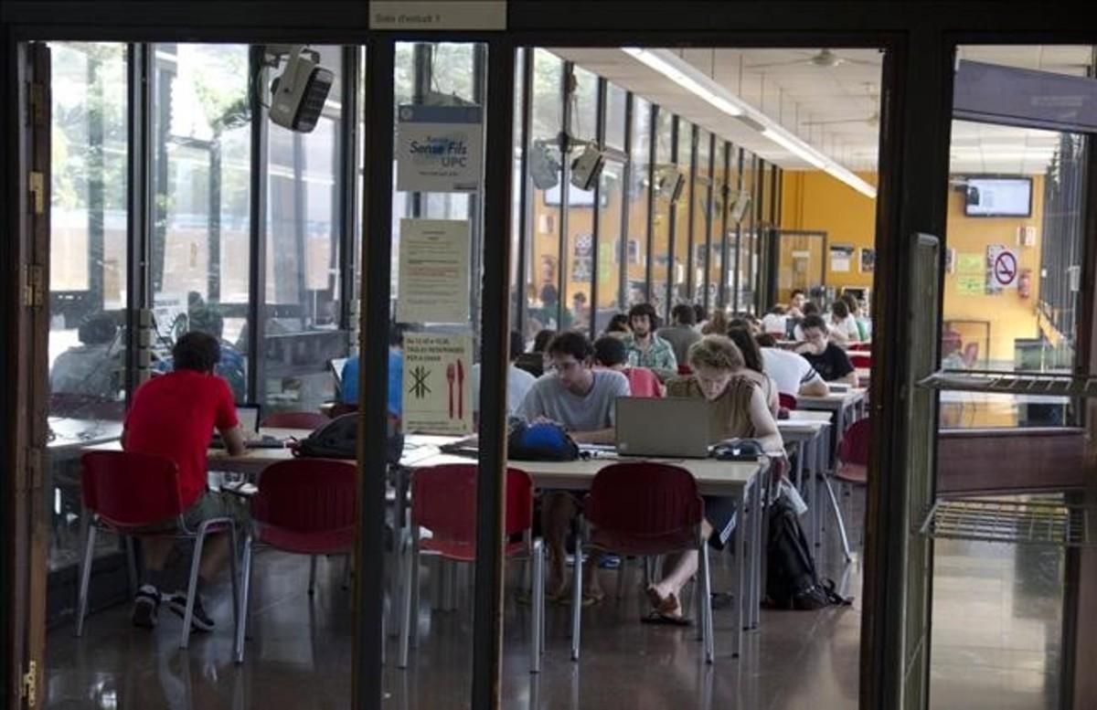 Estudiantes de la Universitat Politènica de catalunya (UPC) en una sala de estudio. Estudiantes de la Universitat Politènica de catalunya (UPC) en una sala de estudio.