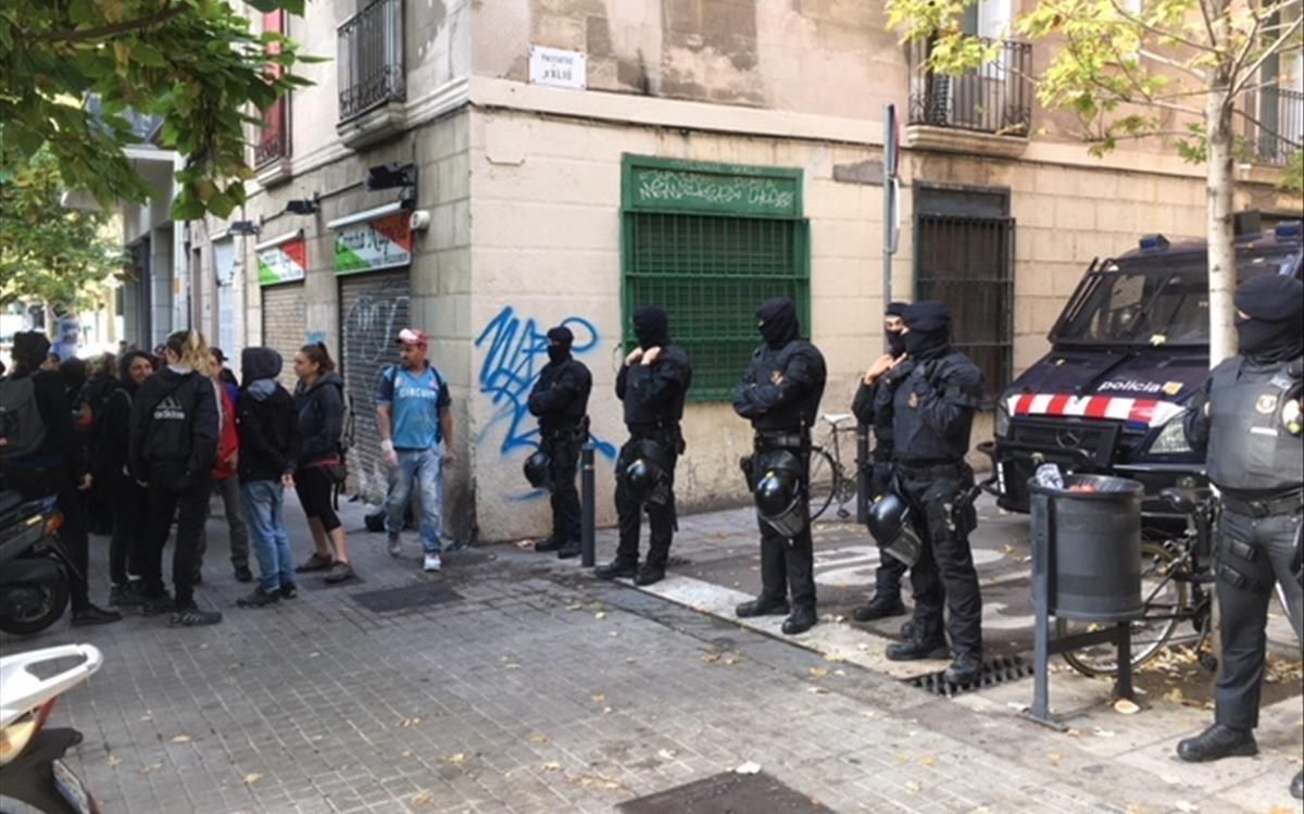 Els Mossos desallotgen una casa okupada a Gràcia Els Mossos desallotgen una casa okupada a Gràcia