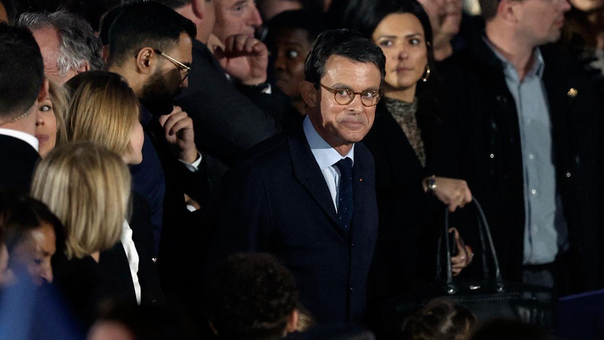 El exprimer ministro Manuel Valls se ubica en primera fila durante el acto donde Macron celebró su victoria como nuevo presidente de Francia.