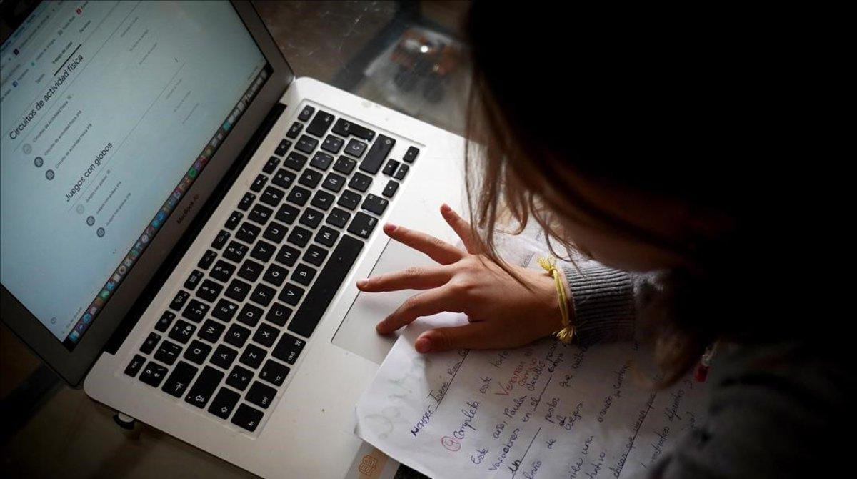 Una estudiante prepara sus clases ’online’ en su casa de Madrid durante el confinamiento. Una estudiante prepara sus clases ’online’ en su casa de Madrid durante el confinamiento.