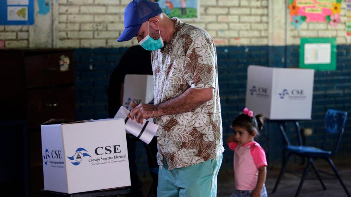 Nicaragua acude tímidamente a las urnas con una sola opción: Daniel Ortega. En la foto, un hombre deposita su voto en un colegio electoral de Managua.