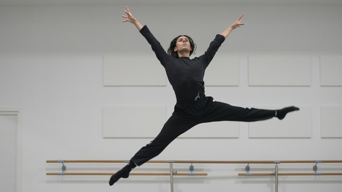 Javier Mejía desafía a la gravedad en la escuela Yerakhavets Ballet Academy, donde trabaja. Javier Mejía desafía a la gravedad en la escuela Yerakhavets Ballet Academy, donde trabaja.