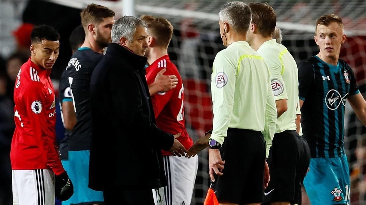 Mourinho se queja al árbitro al final del partido. Mourinho se queja al árbitro al final del partido.
