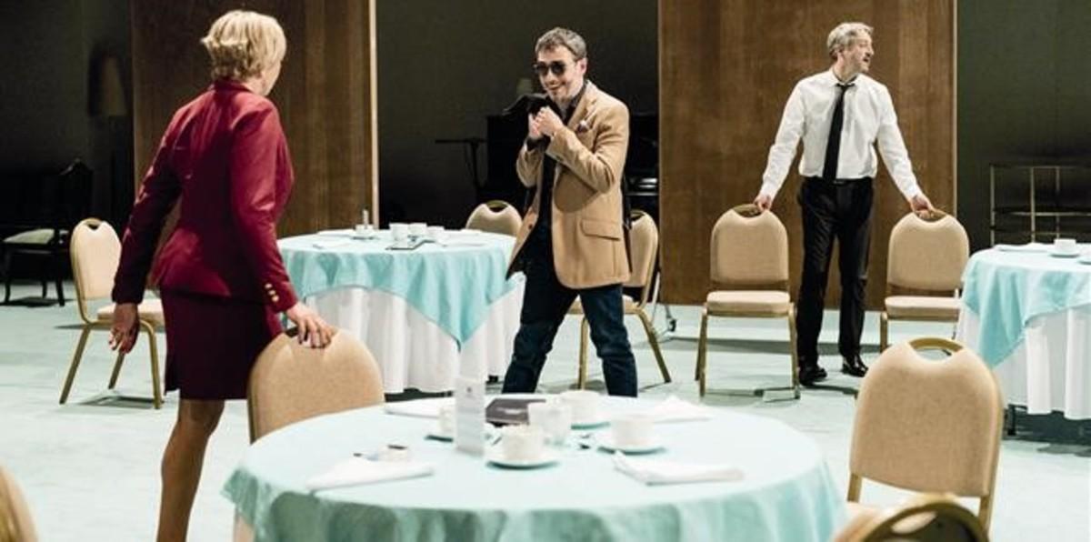 Anna Azcona, Julio Manrique y Xavi Ricart, en una escena de ’Don Joan’, de la Sala Petita del TNC.