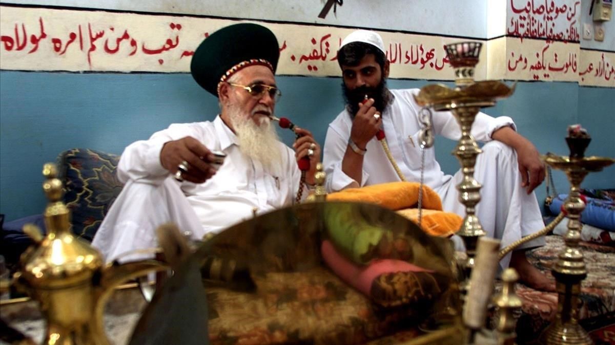 Unos hombres palestinos fuman de una cachimba en una imagen de archivo. Unos hombres palestinos fuman de una cachimba en una imagen de archivo.