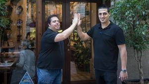 En la entrada de la taberna Maitea, los hermanos Nico y Andrés Montaner se saludan.