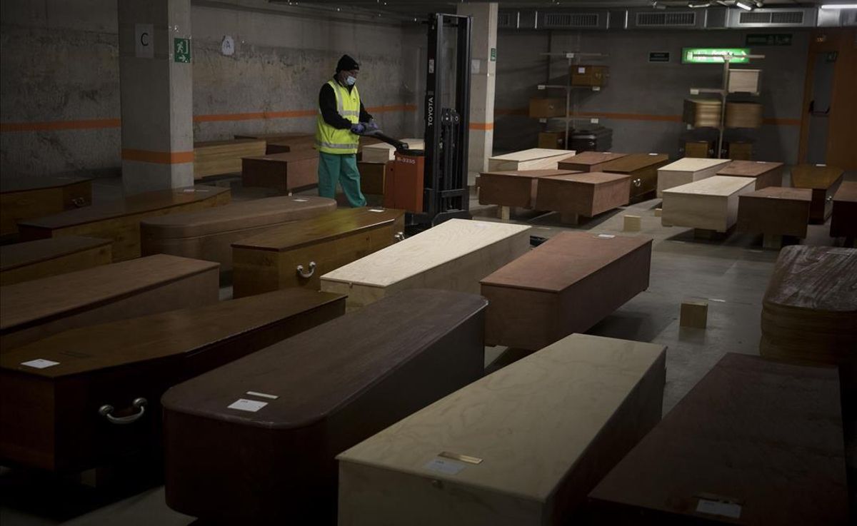 El aparcamiento del tanatorio de Collserola, convertido en morgue improvisada, en abril del 2020. El aparcamiento del tanatorio de Collserola, convertido en morgue improvisada, en abril del 2020.
