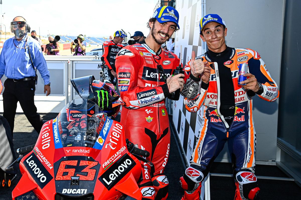 ’Pecco’ Bagnaia y Marc Márquez, sonrientes, en el ’corralito’ de Aragón. ’Pecco’ Bagnaia y Marc Márquez, sonrientes, en el ’corralito’ de Aragón.