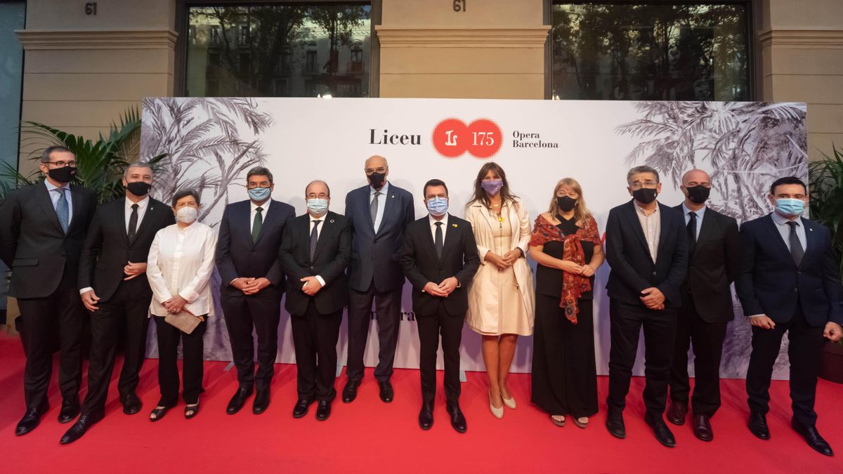 El ’photocall’ de las autoridades que asistieron a la inauguración de la temporada 2021-22 del Liceu. El ’photocall’ de las autoridades que asistieron a la inauguración de la temporada 2021-22 del Liceu.